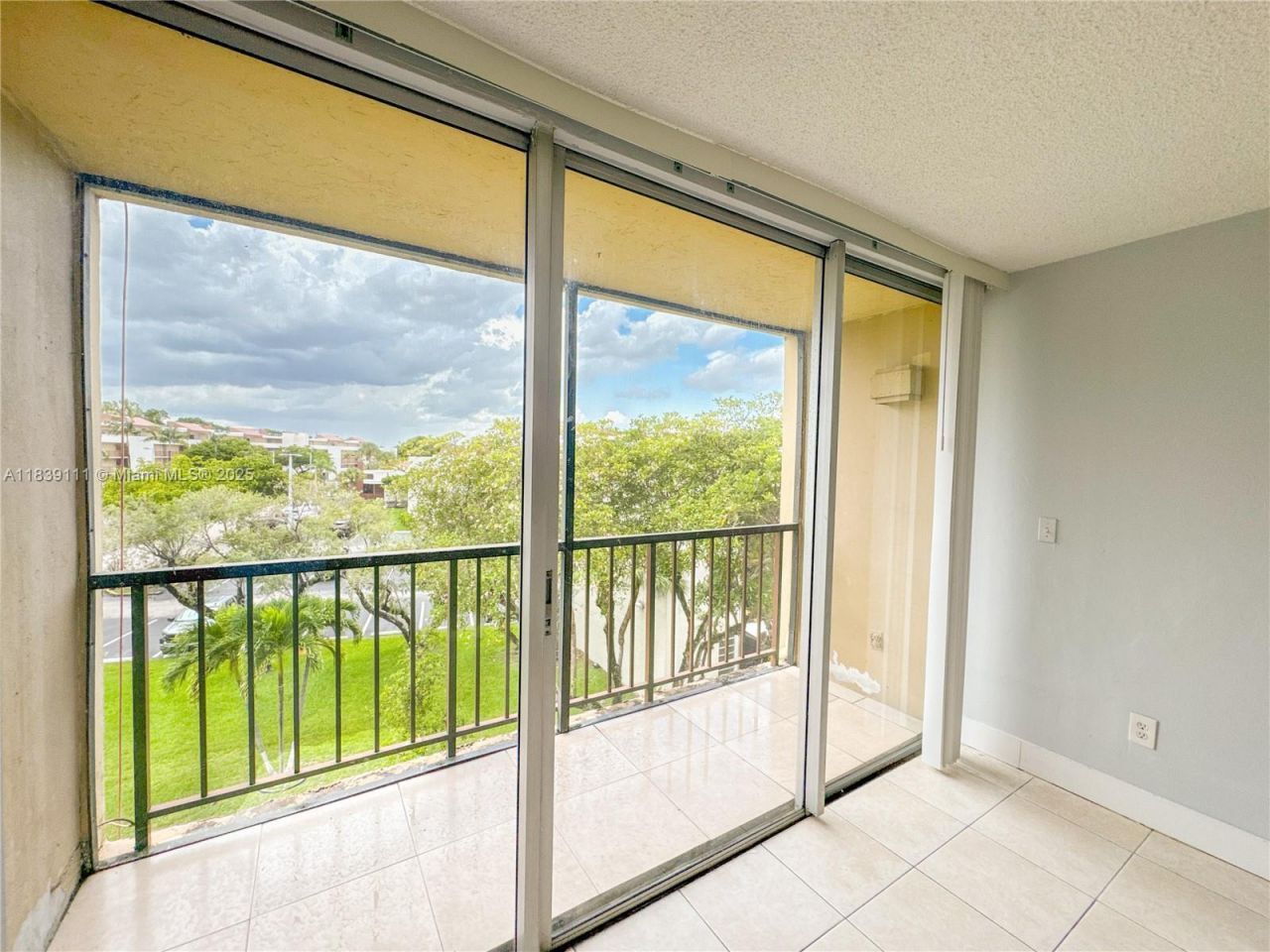 8840 Fontainebleau Blvd, Unit 402, Miami, FL 33172 Photo