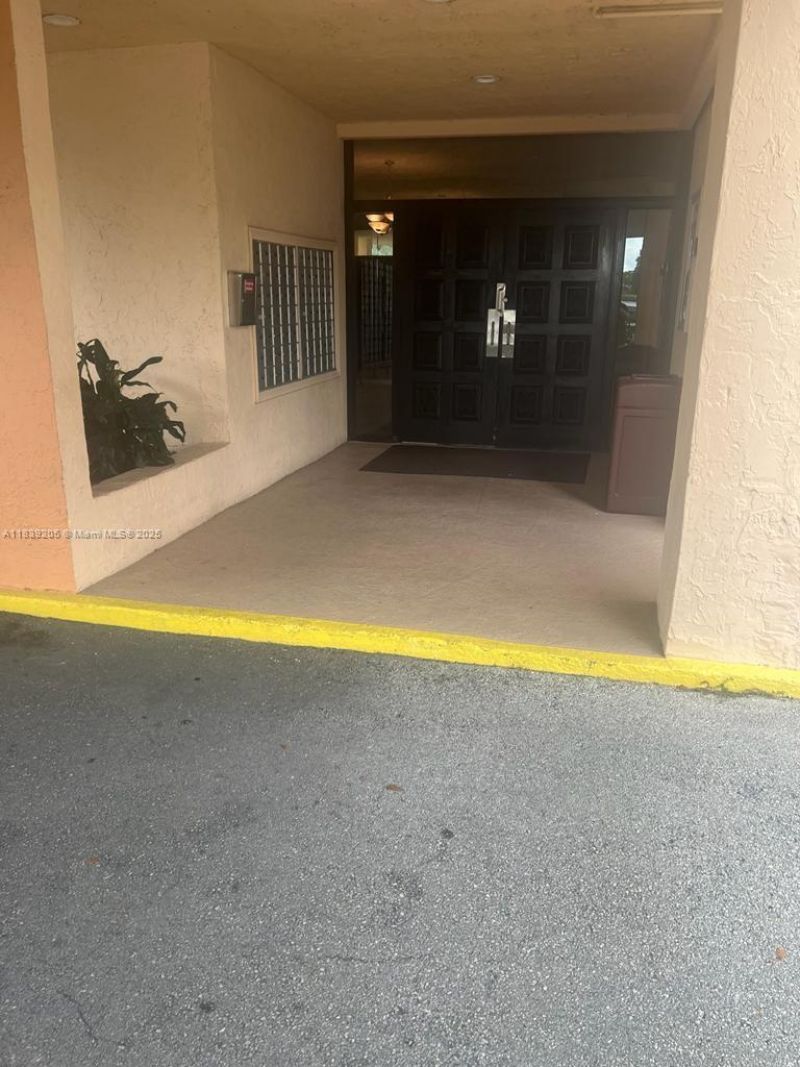 500 Executive Center Dr, Unit 2G, West Palm Beach, FL 33401 Photo