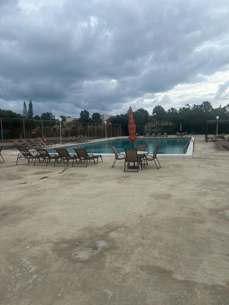 500 Executive Center Dr, Unit 2G, West Palm Beach, FL 33401 Photo