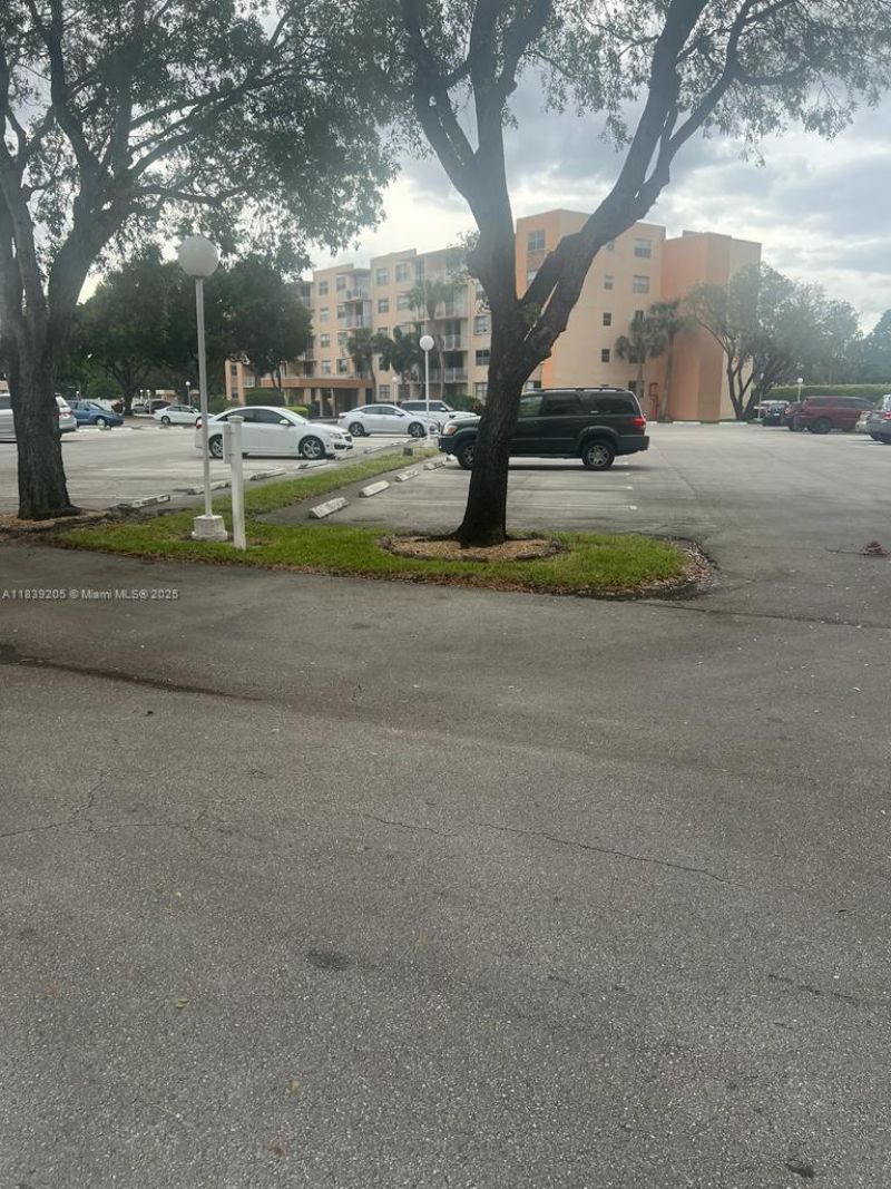 500 Executive Center Dr, Unit 2G, West Palm Beach, FL 33401 Photo