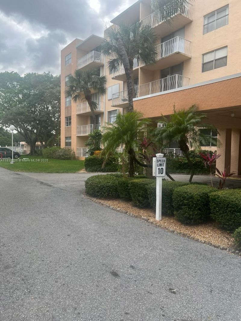 500 Executive Center Dr, Unit 2G, West Palm Beach, FL 33401 Photo