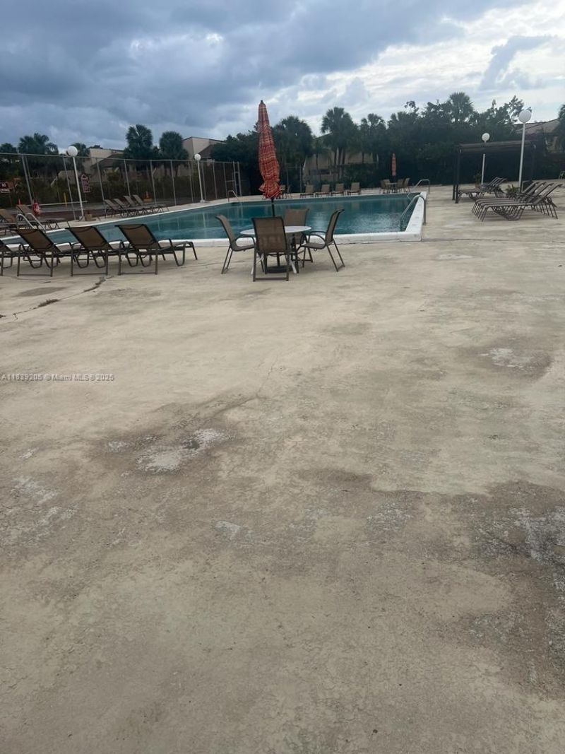 500 Executive Center Dr, Unit 2G, West Palm Beach, FL 33401 Photo