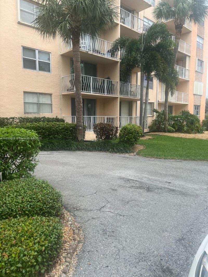 500 Executive Center Dr, Unit 2G, West Palm Beach, FL 33401 Photo