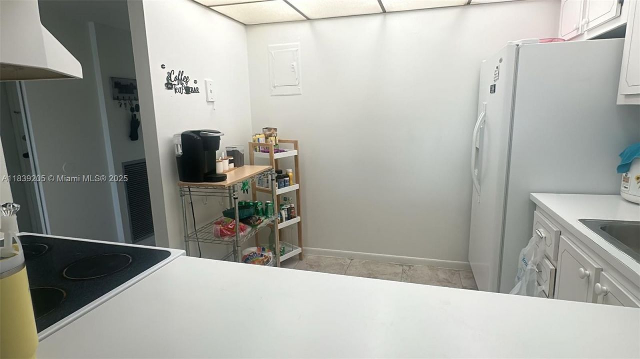 500 Executive Center Dr, Unit 2G, West Palm Beach, FL 33401 Photo