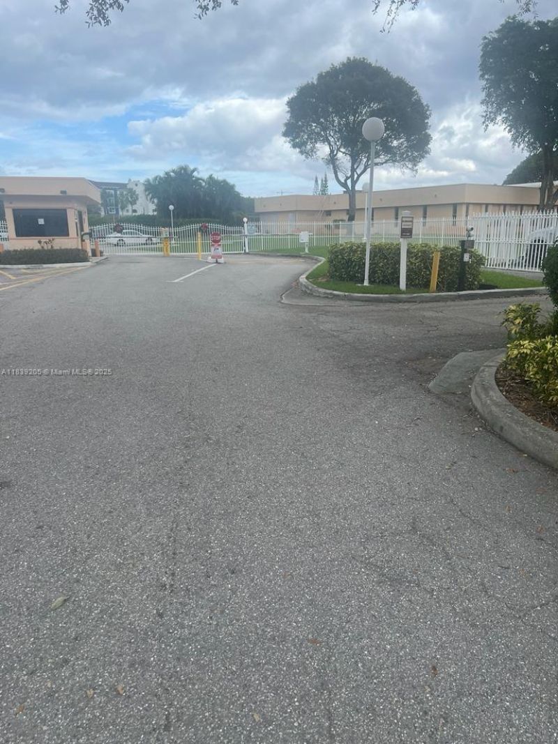 500 Executive Center Dr, Unit 2G, West Palm Beach, FL 33401 Photo