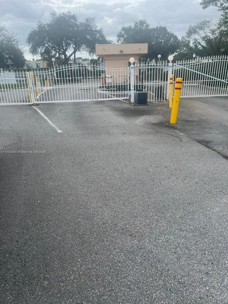 500 Executive Center Dr, Unit 2G, West Palm Beach, FL 33401 Photo