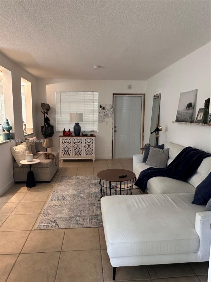 1100 NE 1st Ct, Unit 103, Hallandale Beach, FL 33009 Photo