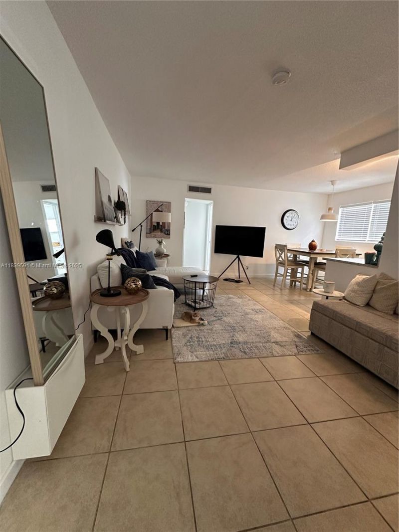 1100 NE 1st Ct, Unit 103, Hallandale Beach, FL 33009 Photo