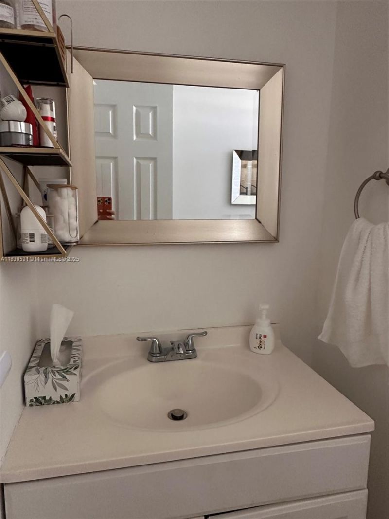 1100 NE 1st Ct, Unit 103, Hallandale Beach, FL 33009 Photo