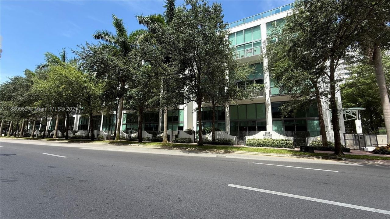 6000 Collins Ave, Unit 323, Miami Beach, FL 33140 Photo
