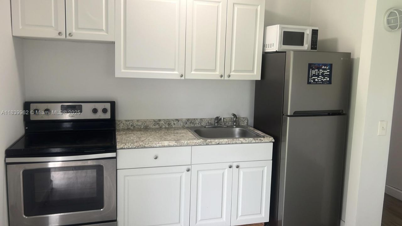 7230 NW 3rd St, Miami, FL 33126 Photo