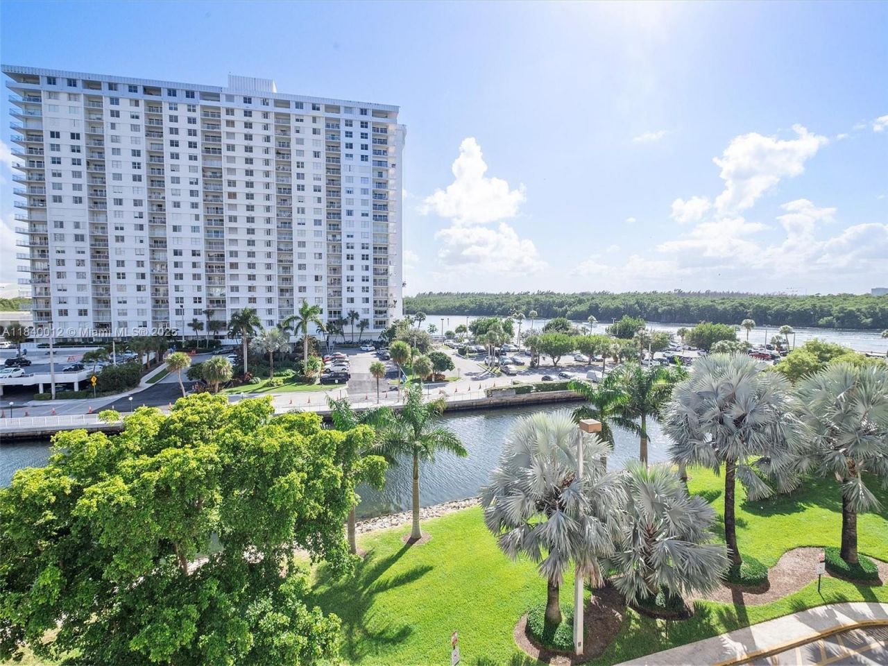 400 Kings Point Dr, Unit 523, Sunny Isles Beach, FL 33160 Photo