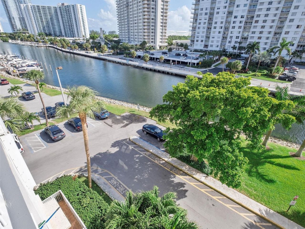 400 Kings Point Dr, Unit 523, Sunny Isles Beach, FL 33160 Photo