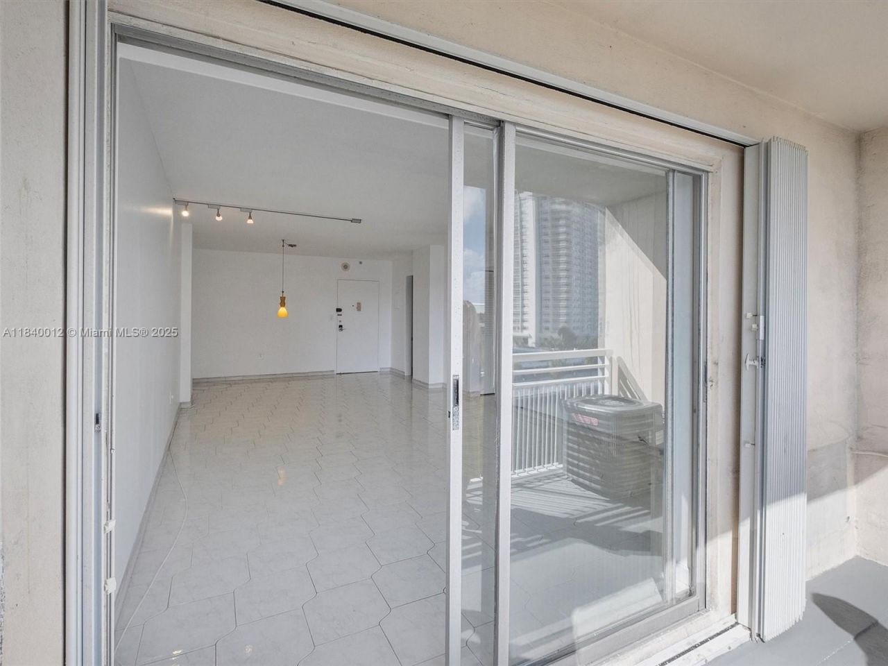 400 Kings Point Dr, Unit 523, Sunny Isles Beach, FL 33160 Photo