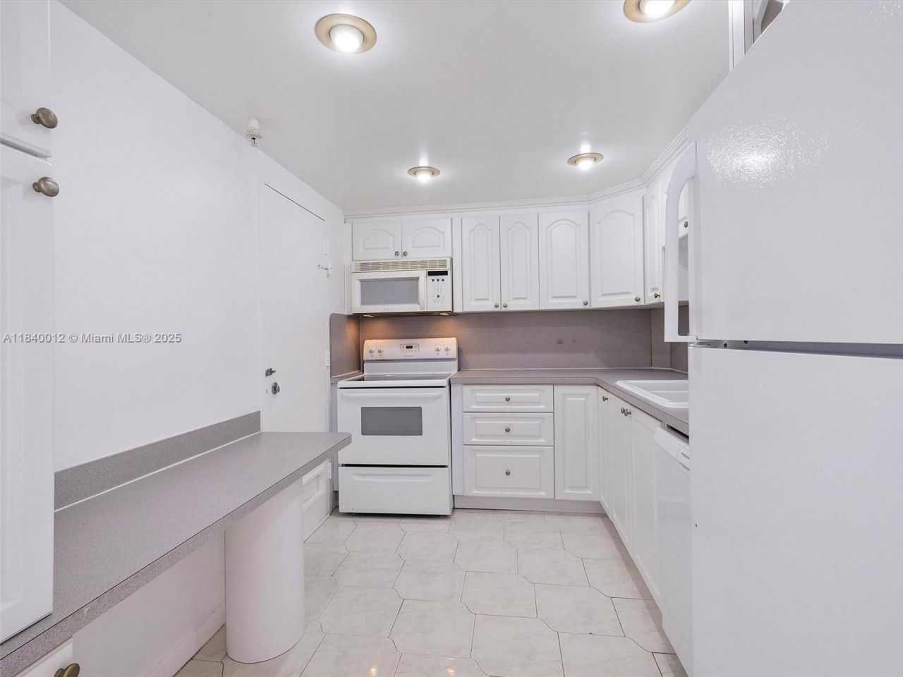 400 Kings Point Dr, Unit 523, Sunny Isles Beach, FL 33160 Photo