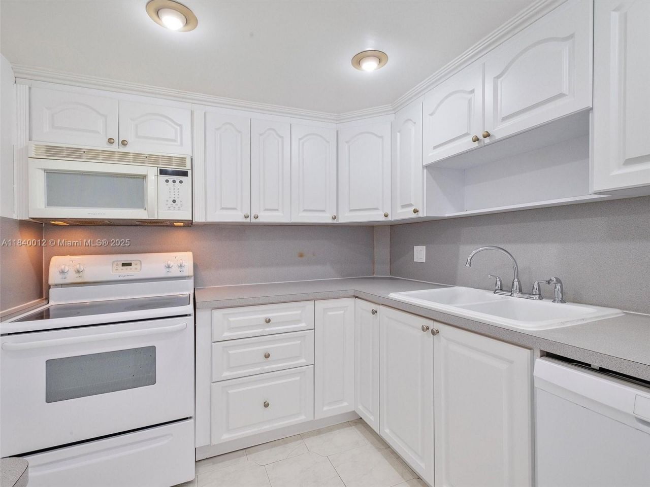 400 Kings Point Dr, Unit 523, Sunny Isles Beach, FL 33160 Photo