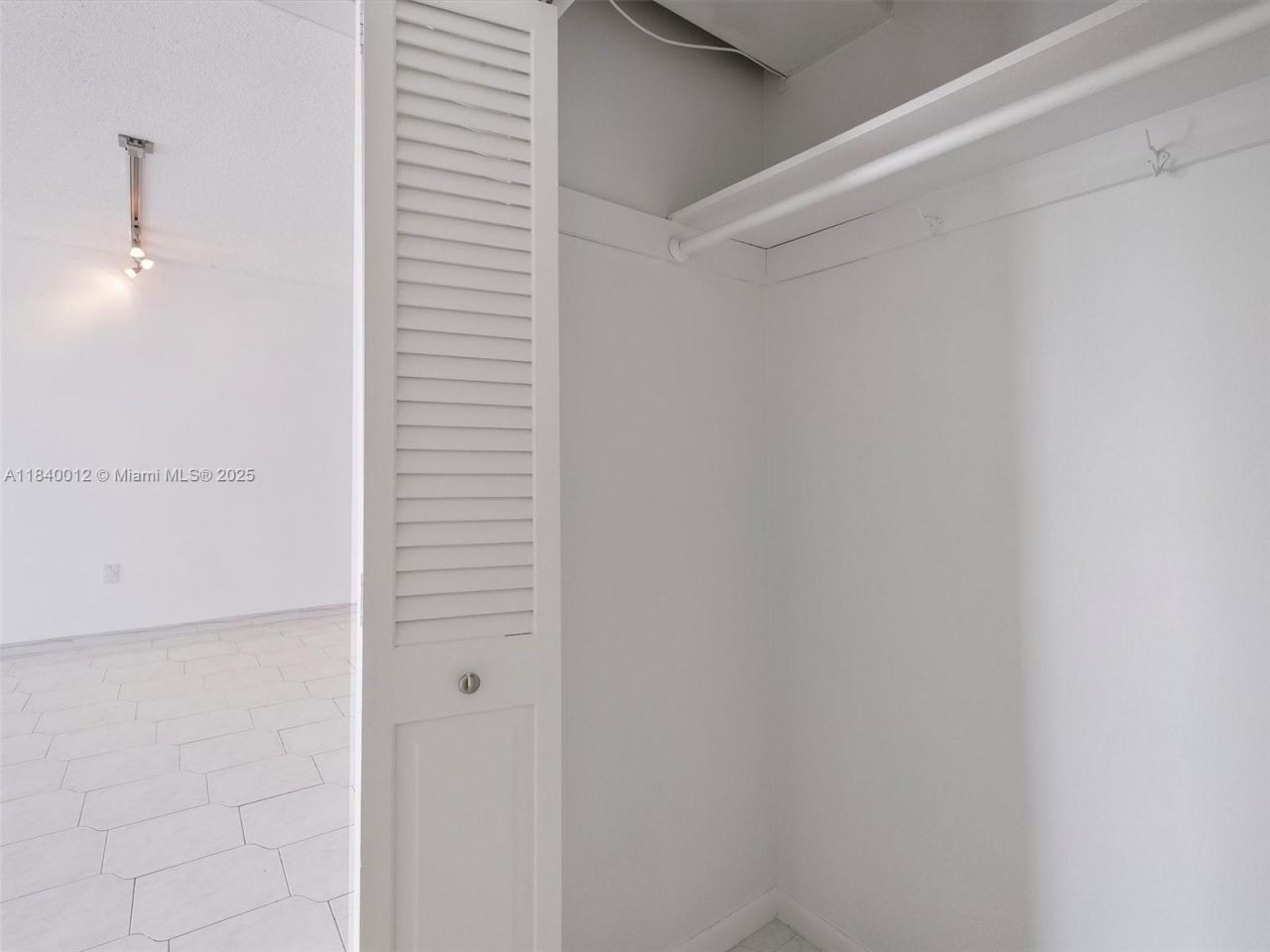 400 Kings Point Dr, Unit 523, Sunny Isles Beach, FL 33160 Photo