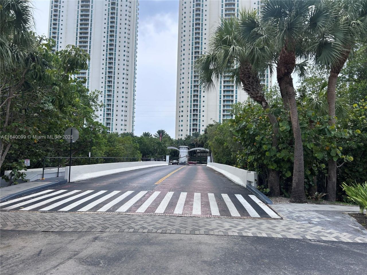 324 Poinciana Dr, Unit 906, Sunny Isles Beach, FL 33160 Photo