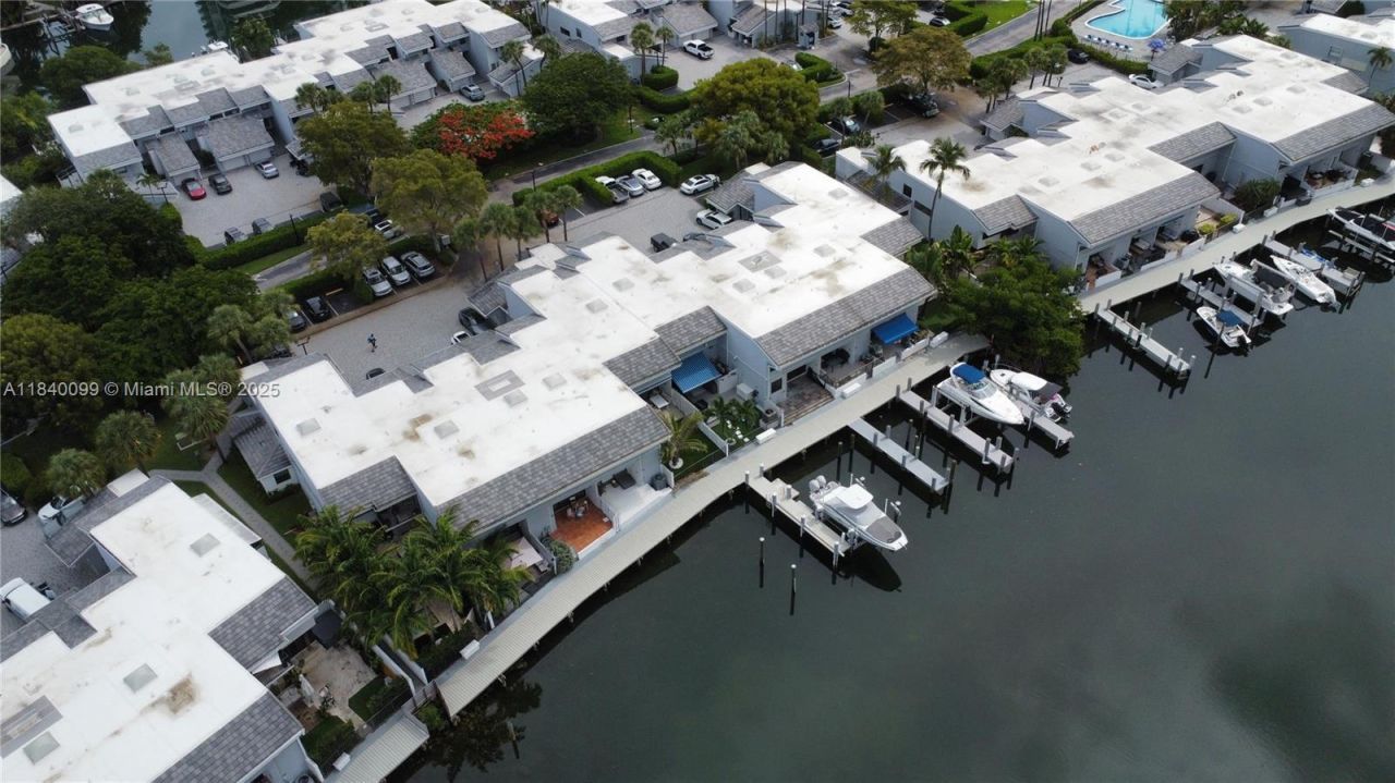 324 Poinciana Dr, Unit 906, Sunny Isles Beach, FL 33160 Photo