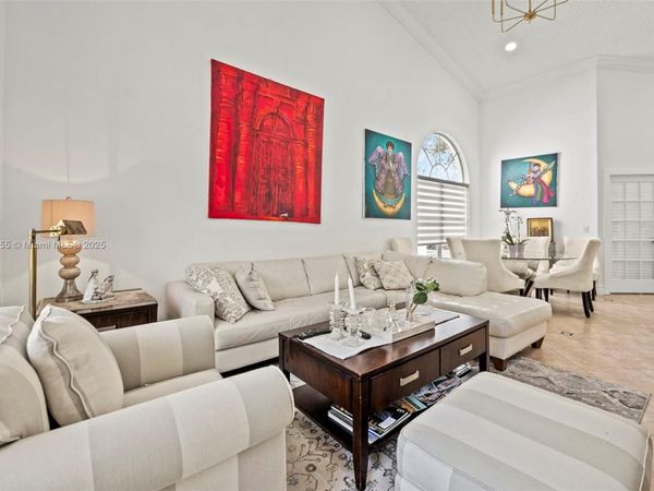 9384 NW 8th Cir, Plantation, FL 33324