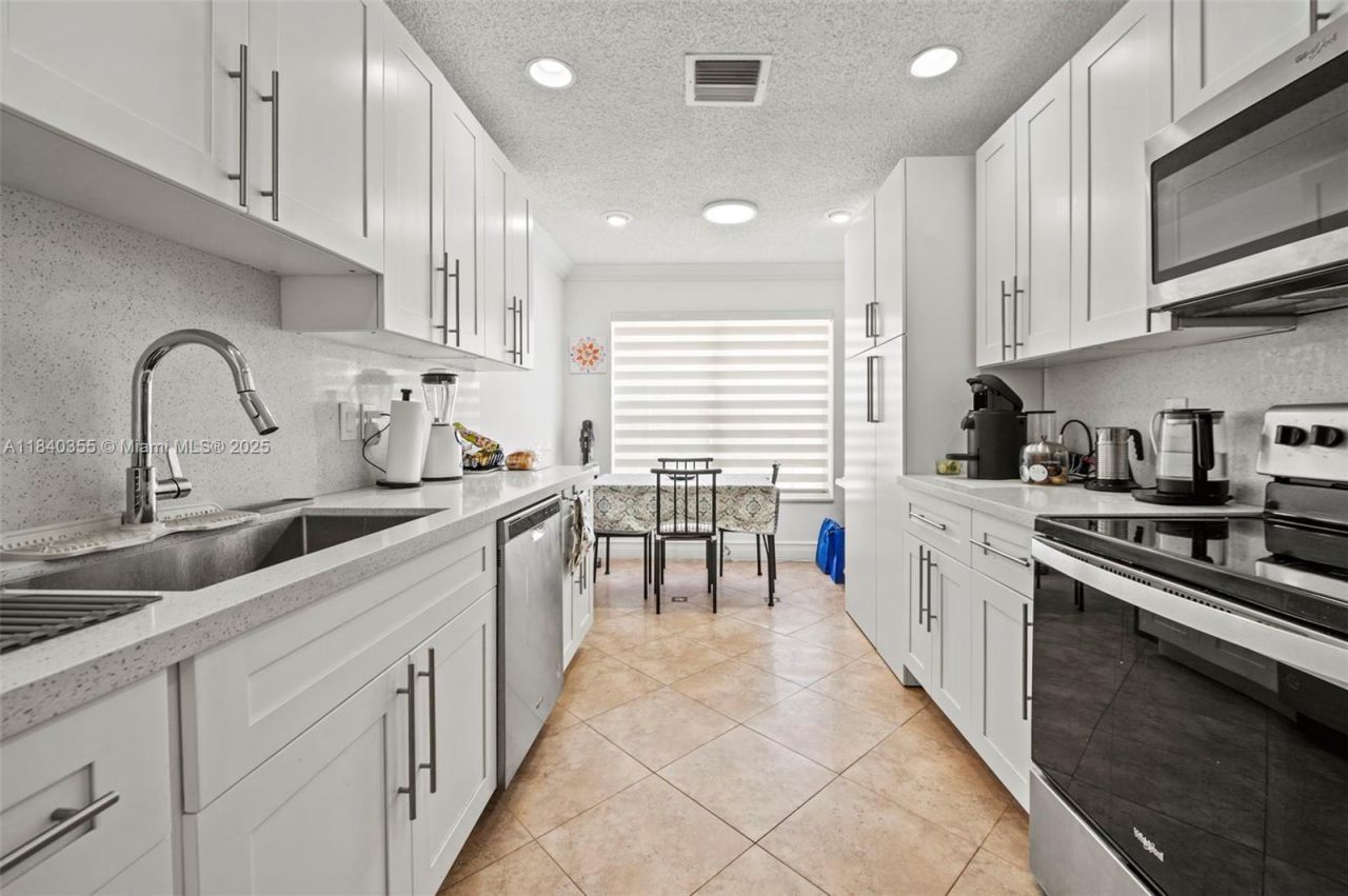 9384 NW 8th Cir, Plantation, FL 33324 Photo