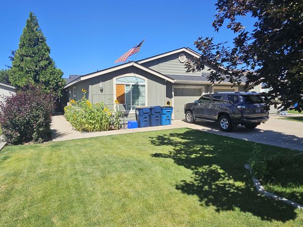 569 NE Negus Loop, Redmond, OR 97756