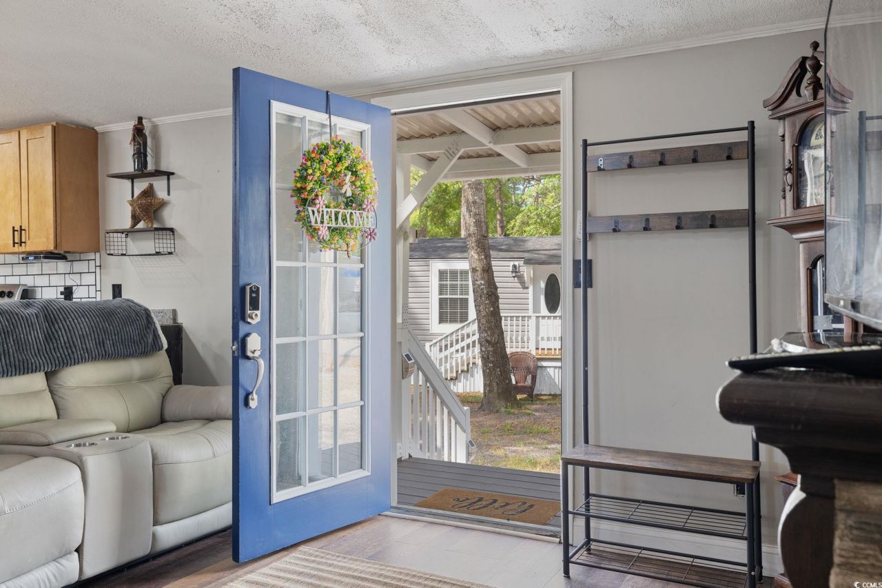 4614 Albatross St. Photo 5