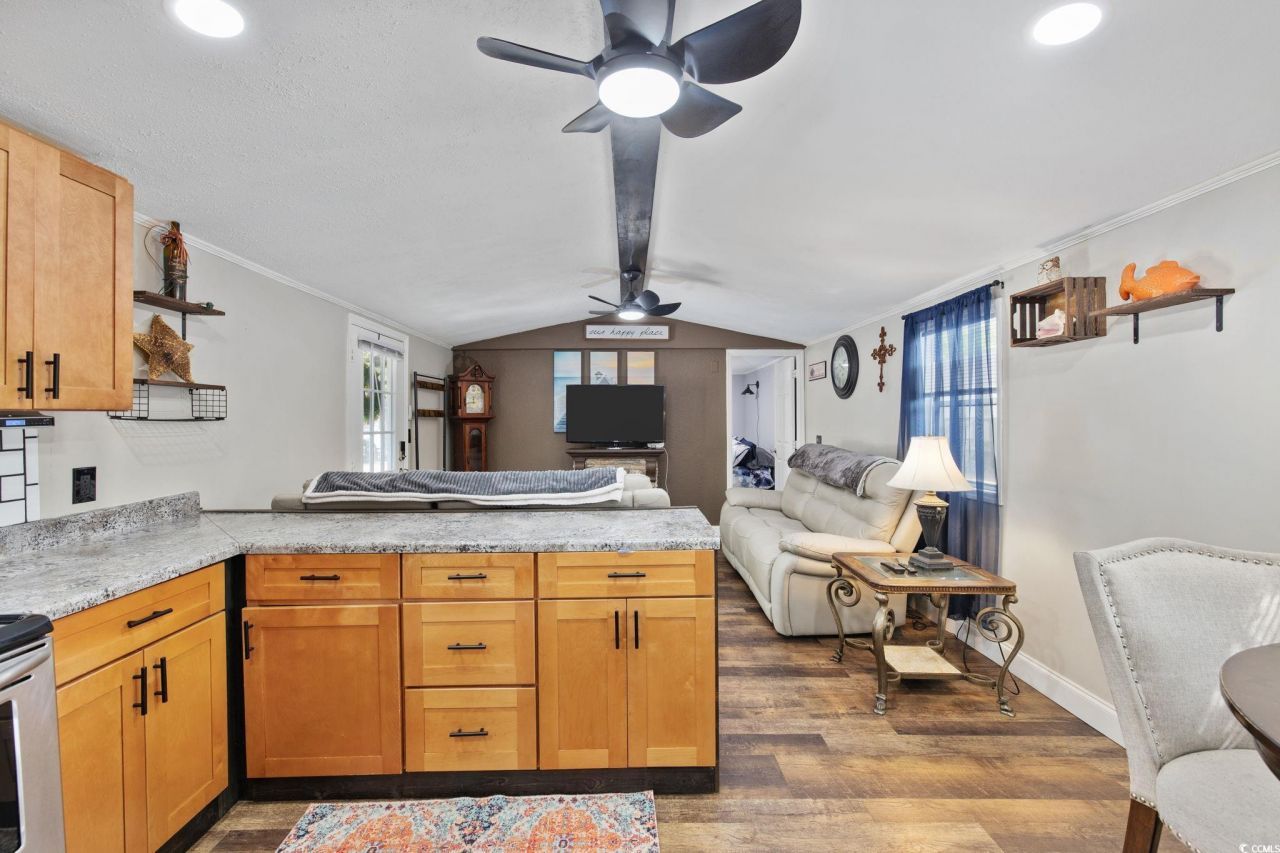 4614 Albatross St. Photo 9