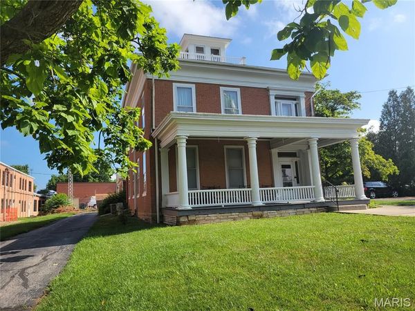 212 E Main Street, Carlinville, IL 62626