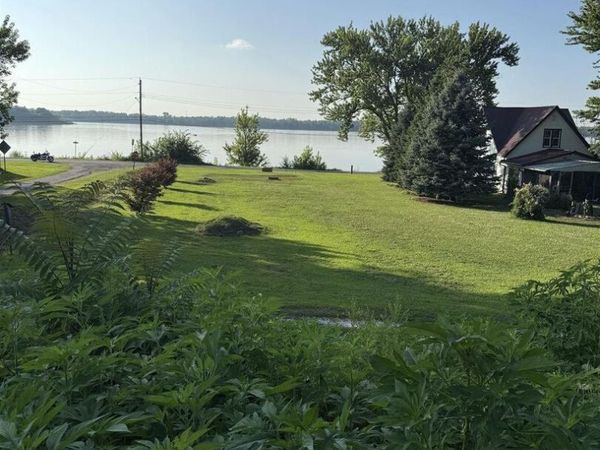 600 E 1st, Dallas City, IL 62330