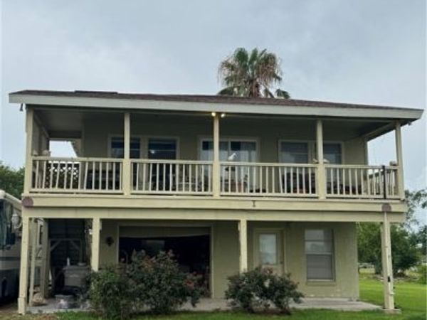 303 E Bay Avenue, Seadrift, TX 77983