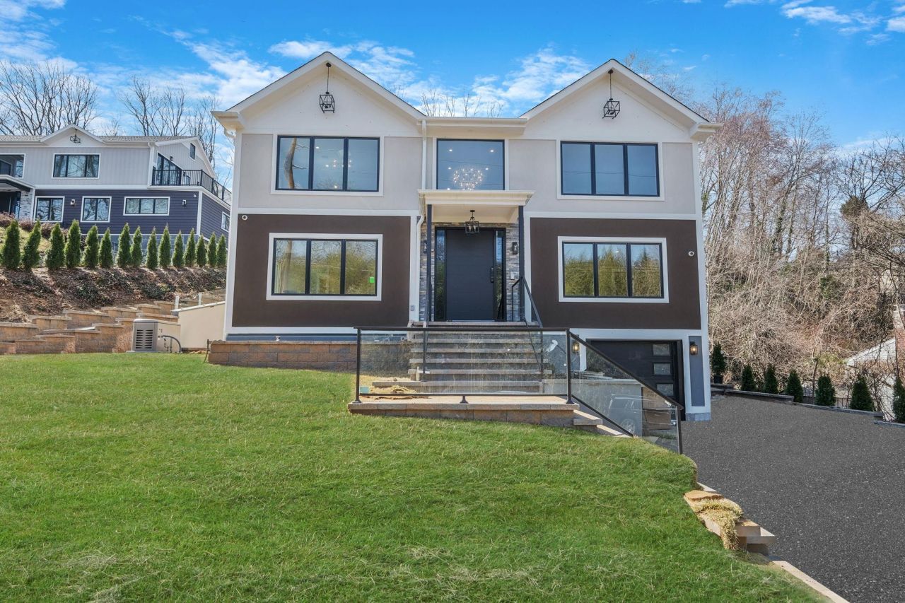 150 Sugar Toms Lane, East Norwich, NY 11732 Main Photo