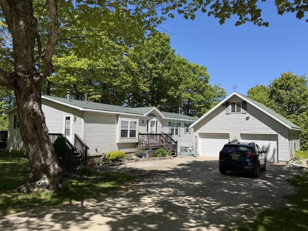 E21666 Ridge RD, Grand Marais, MI 49839
