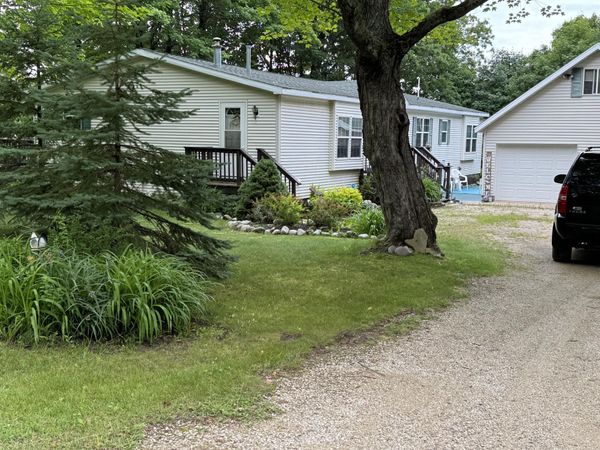 E21666 Ridge RD, Grand Marais, MI 49839