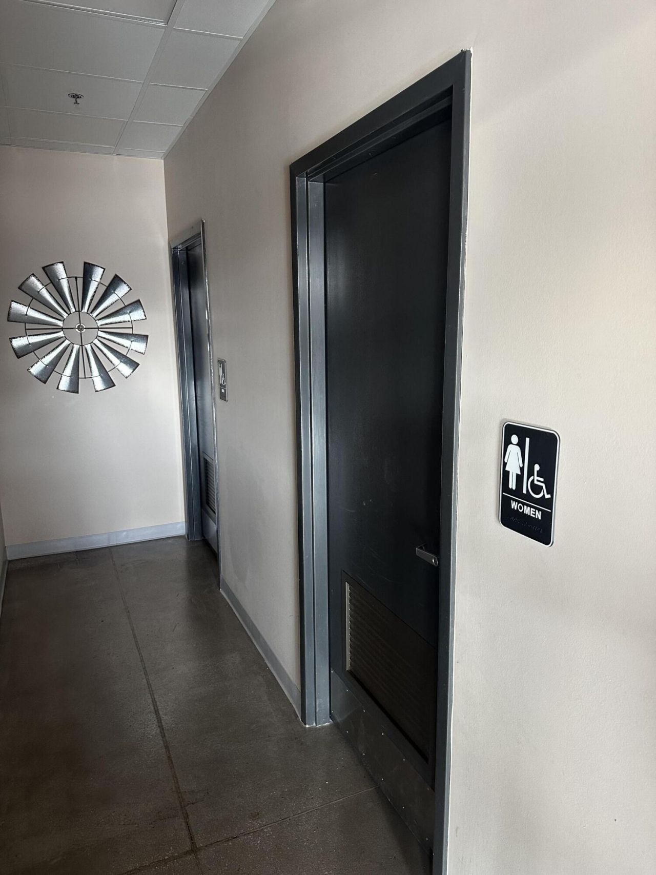 8636 Dorchester Road Photo 10