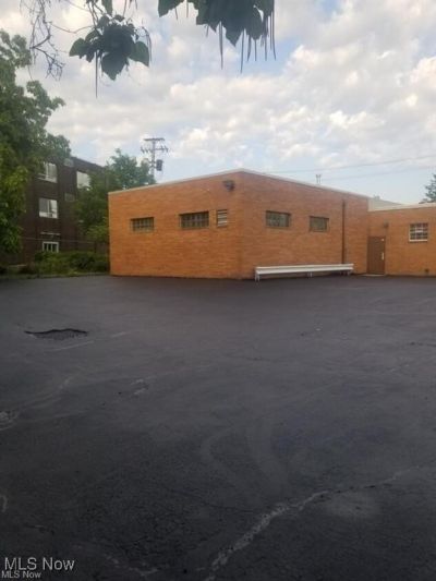 5522 Pearl Road, Parma, OH 44129