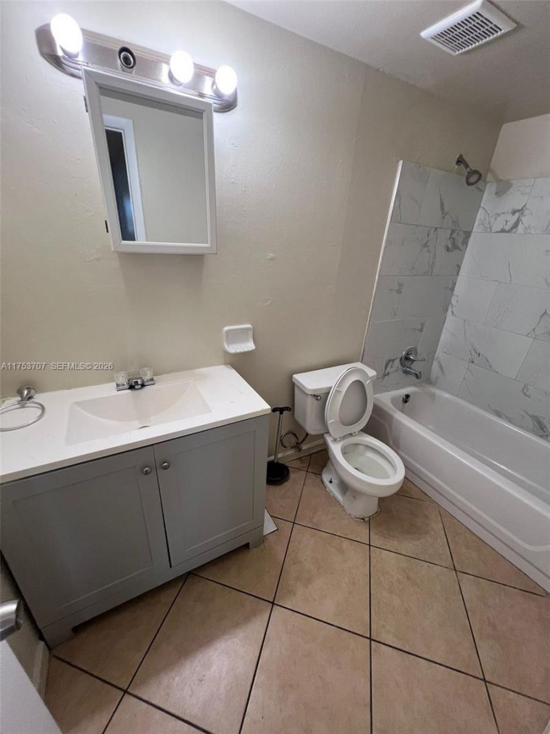 3710 NW 21st St, Unit 411, Lauderdale Lakes, FL 33311 Photo