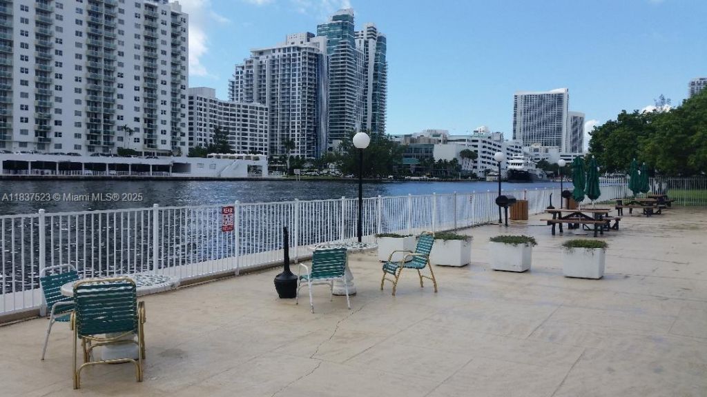 800 Parkview Dr, Unit 226, Hallandale Beach, FL 33009 Photo