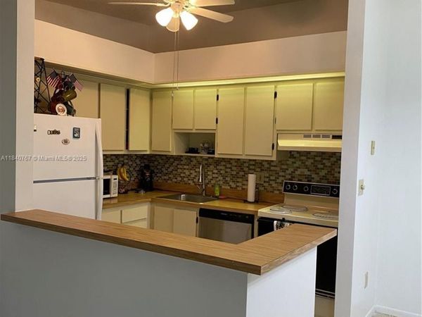 10407 E Clairmont Cir, Unit 210, Tamarac, FL 33321