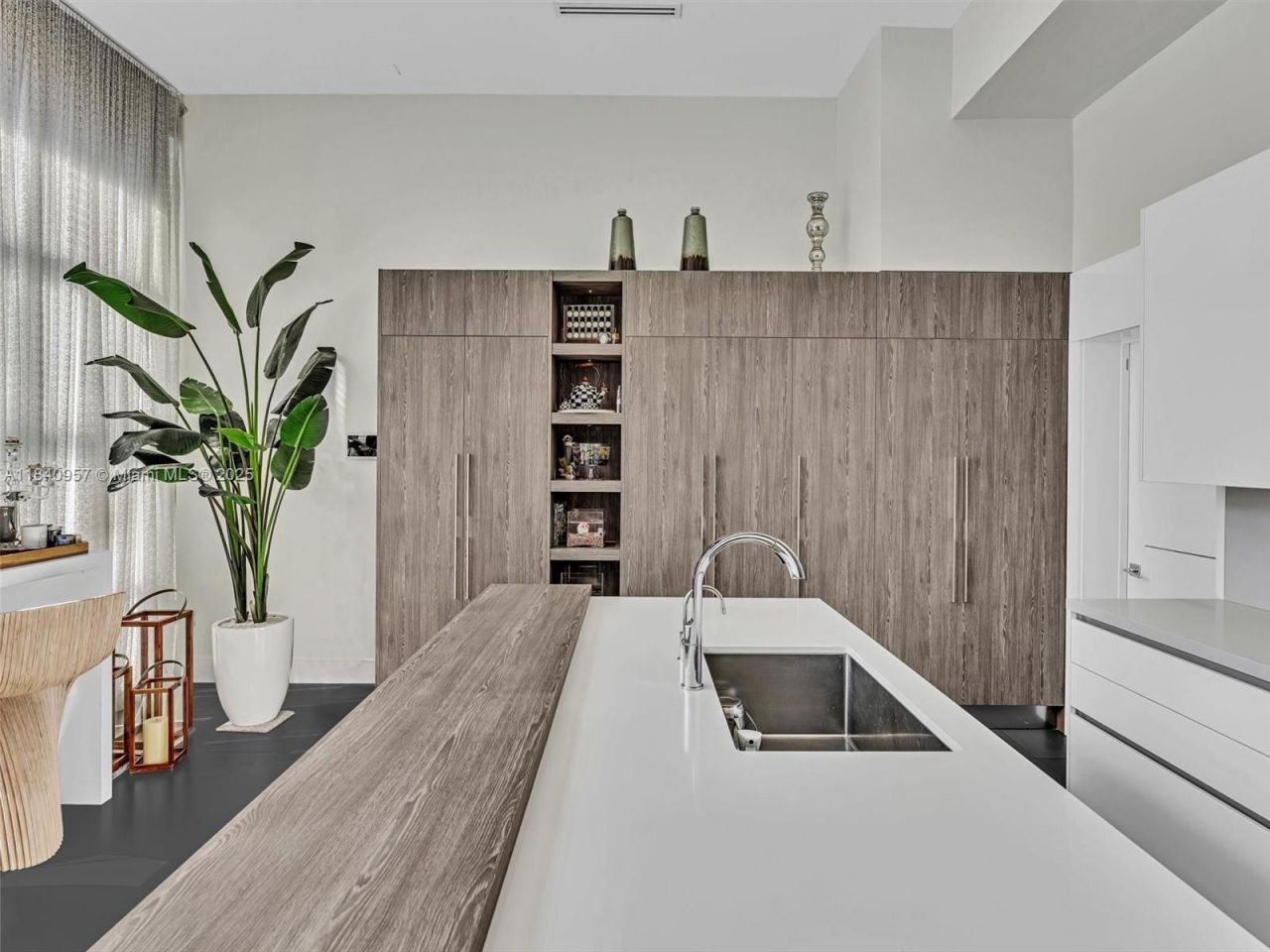 307 Holiday Dr, Hallandale Beach, FL 33009 Photo