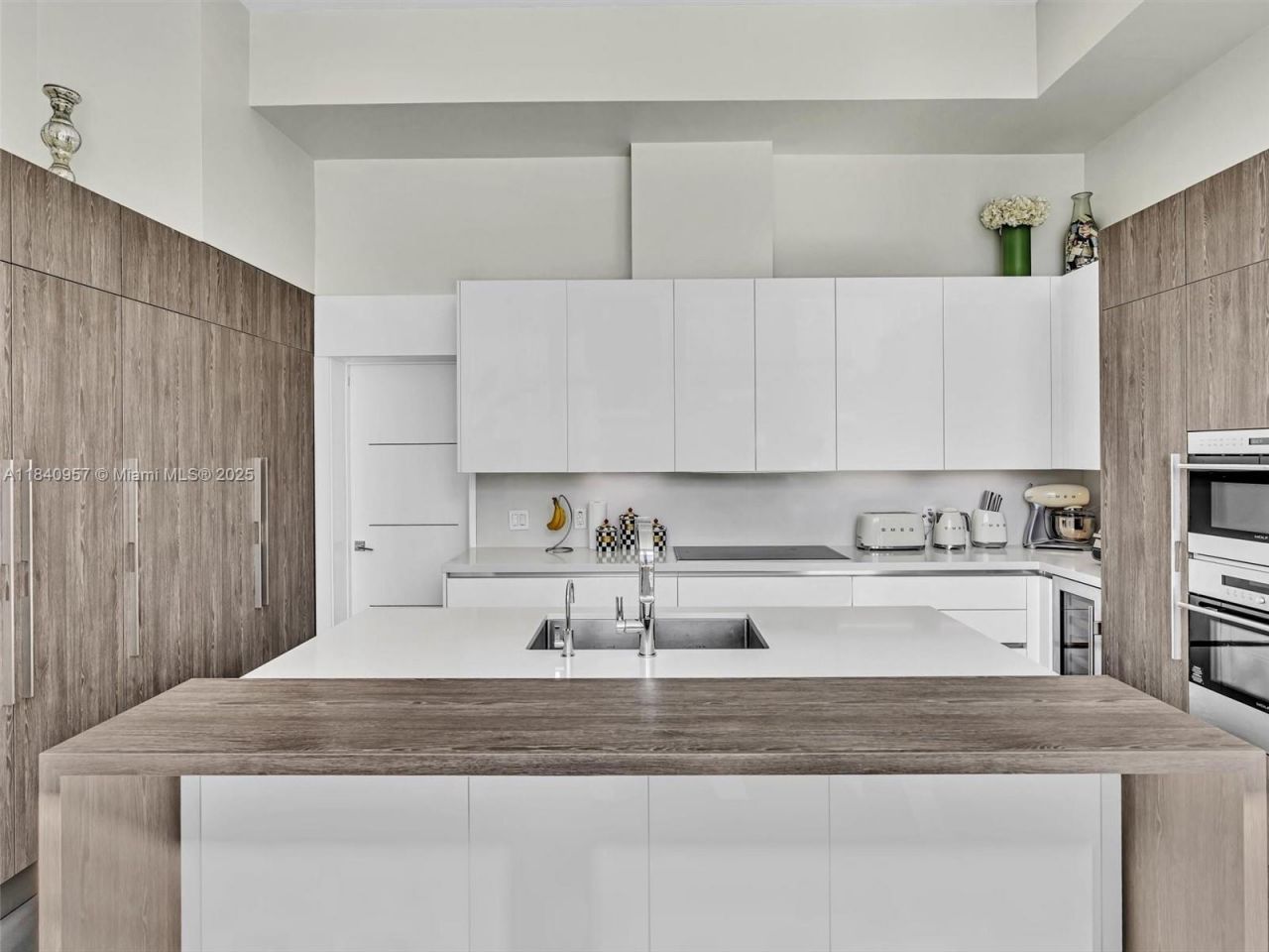 307 Holiday Dr, Hallandale Beach, FL 33009 Photo