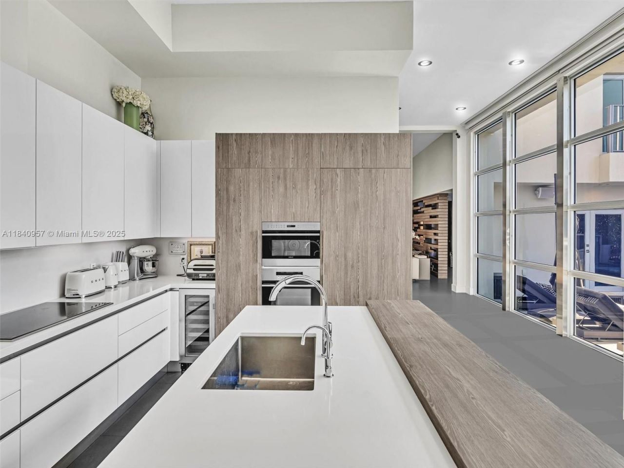 307 Holiday Dr, Hallandale Beach, FL 33009 Photo