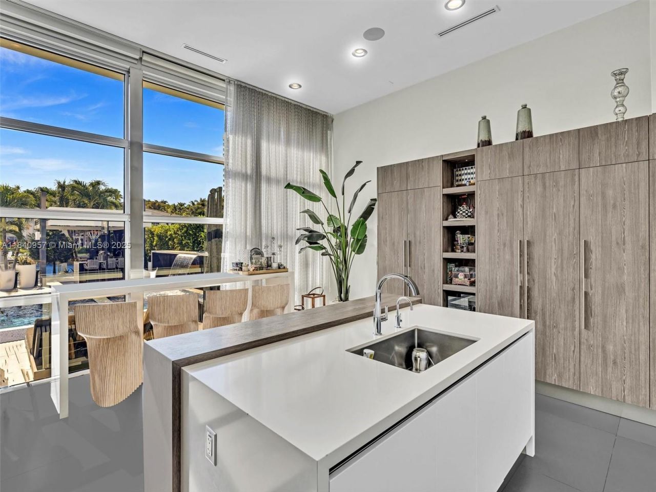 307 Holiday Dr, Hallandale Beach, FL 33009 Photo