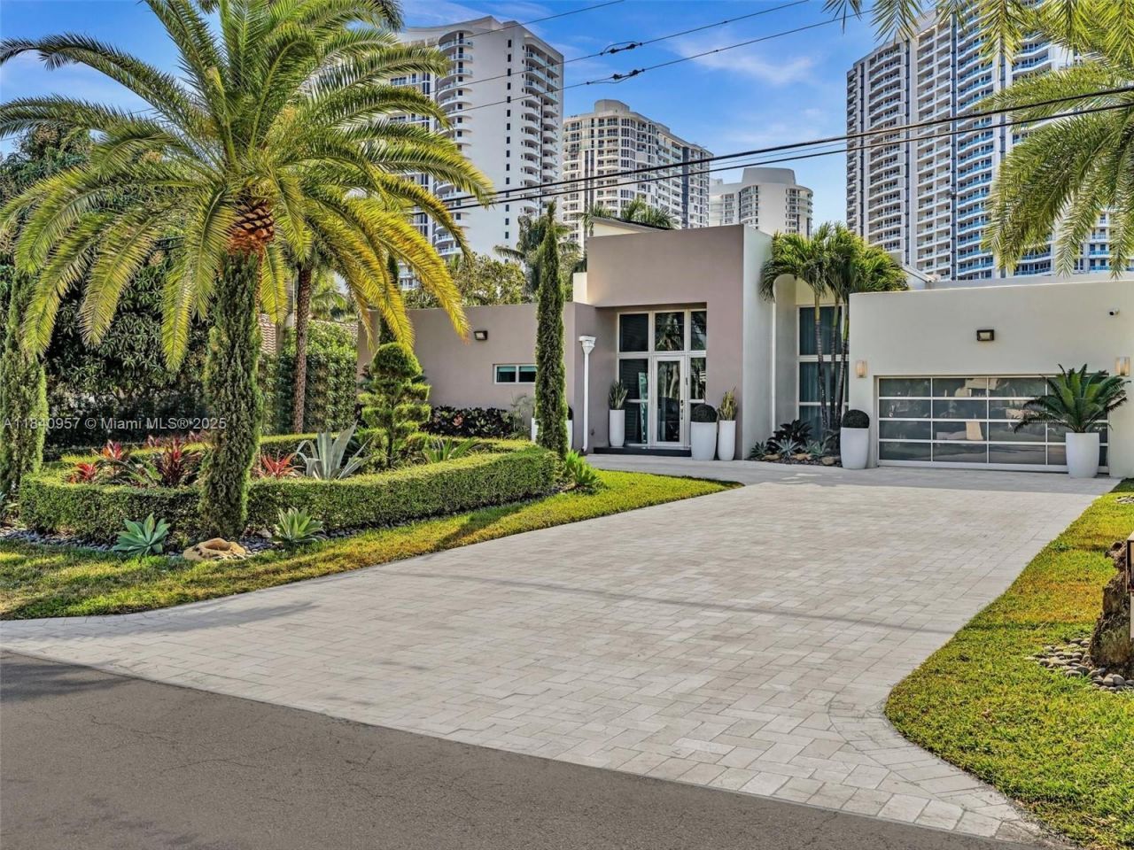 307 Holiday Dr, Hallandale Beach, FL 33009 Photo