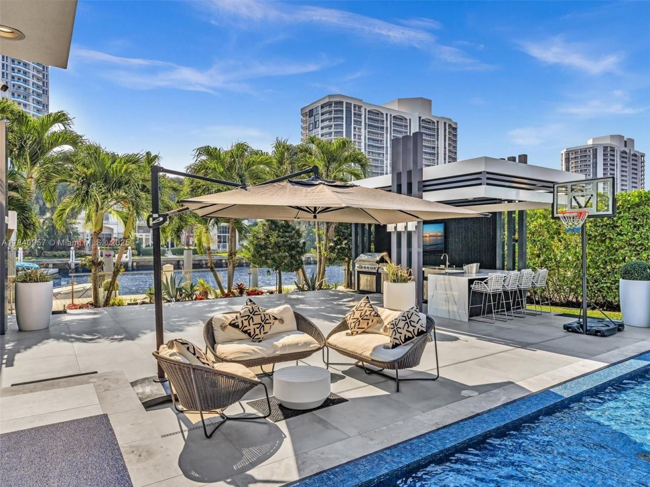 307 Holiday Dr, Hallandale Beach, FL 33009 Photo