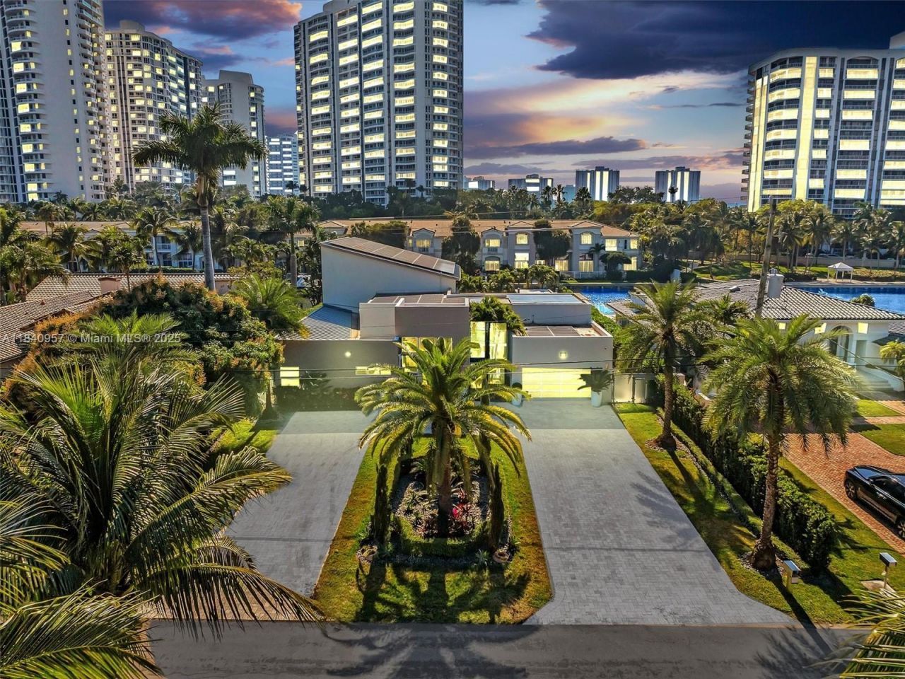 307 Holiday Dr, Hallandale Beach, FL 33009 Photo