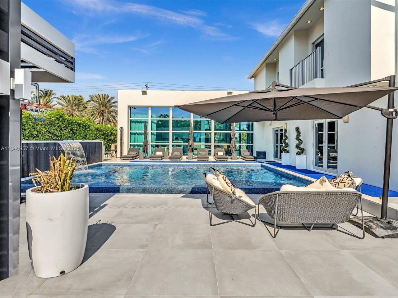 307 Holiday Dr, Hallandale Beach, FL 33009 Photo