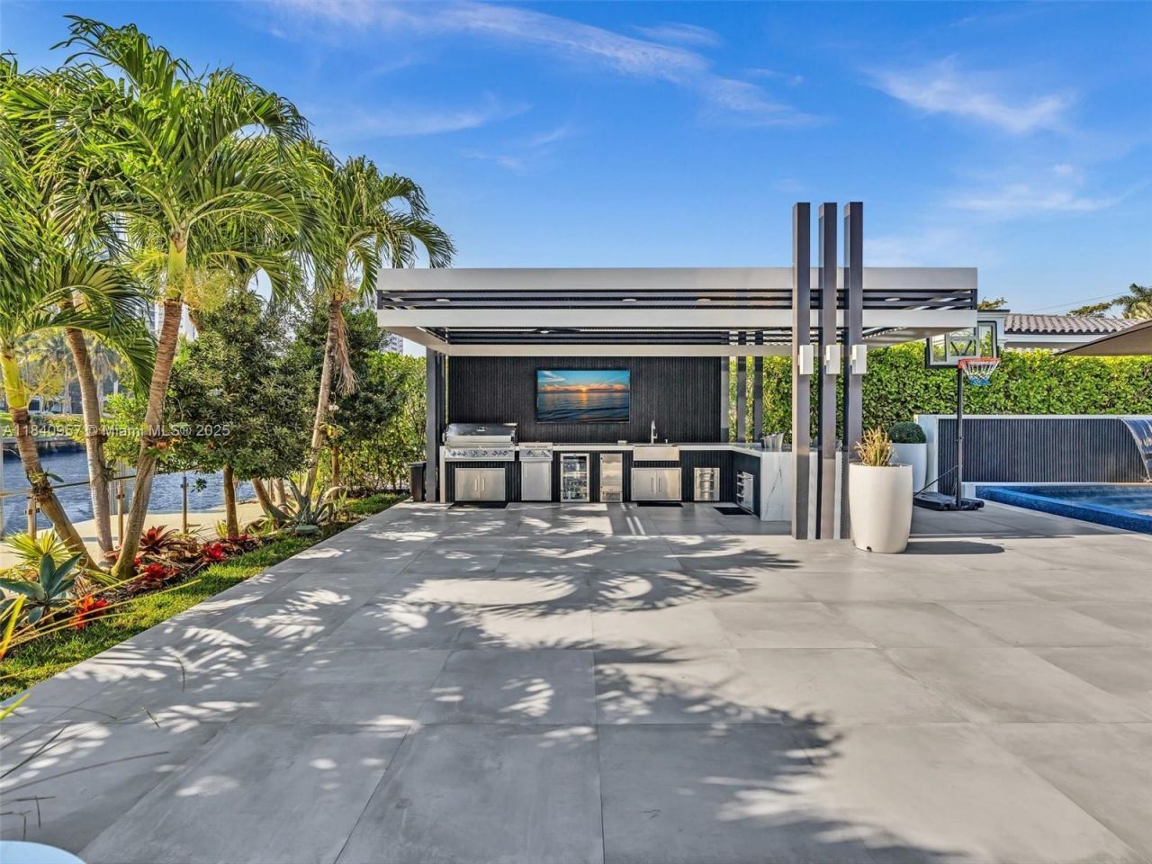 307 Holiday Dr, Hallandale Beach, FL 33009 Photo