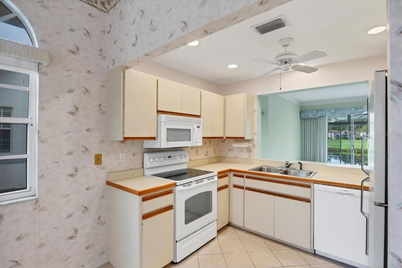 5662 Long Common Circle, Unit 8, Sarasota, FL 34235 Photo