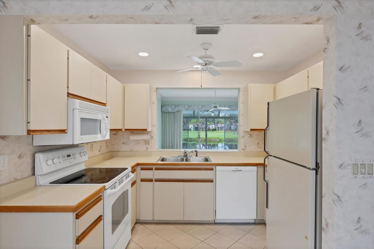 5662 Long Common Circle, Unit 8, Sarasota, FL 34235 Photo